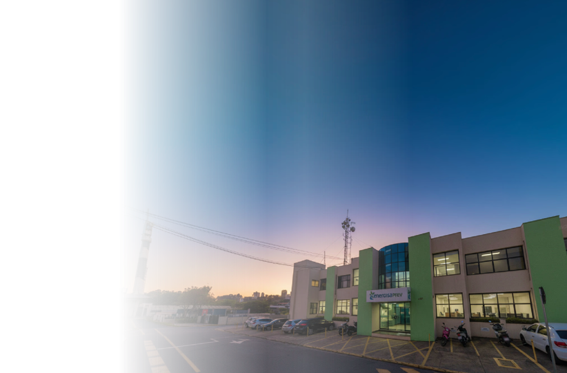 Sede da EnergisaPrev ao entardecer — décadas de experiência em previdência